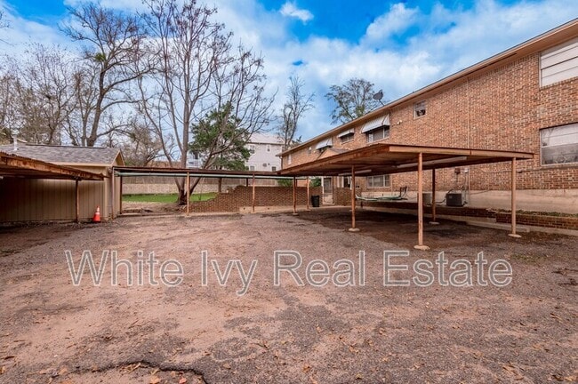 Building Photo - 818 University Ave