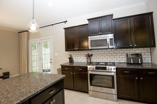 Building Photo - "Large 3-Bedroom plus BONUS Retreat with S...