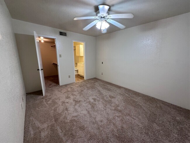 Building Photo - 9797 Leawood Blvd