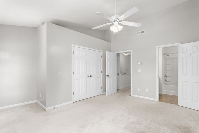 Building Photo - **Charming 2/2.5 Burlington Townhome**