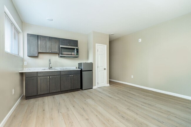 Building Photo - 104 S 51st St