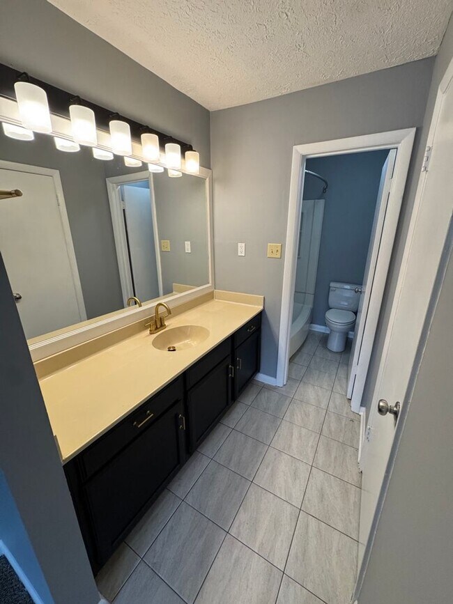 Building Photo - 2 bedroom/2.5 bath in Brentwood (Nipper's Corner)