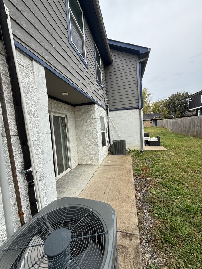 Building Photo - Spacious Rental Minutes from Downtown Nashville!