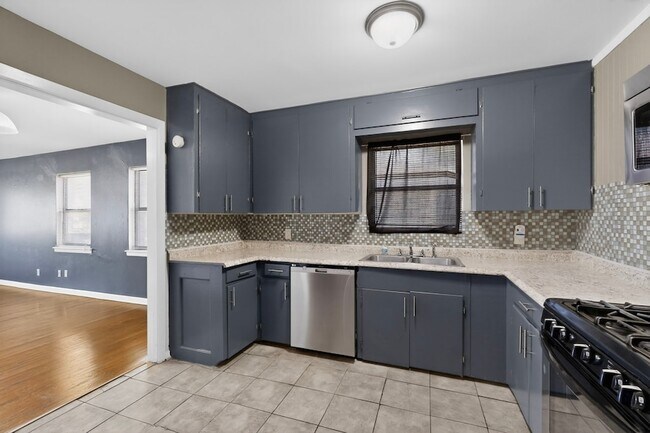 Building Photo - 2104 Hillburn Dr
