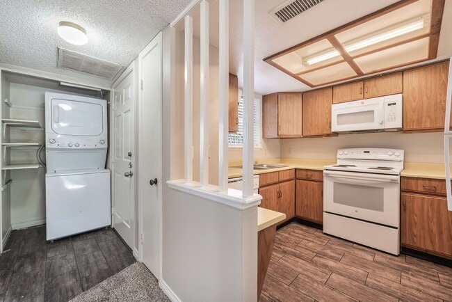 Building Photo - 2 Bedroom, 2 Bathroom Condo unit in a Gate...