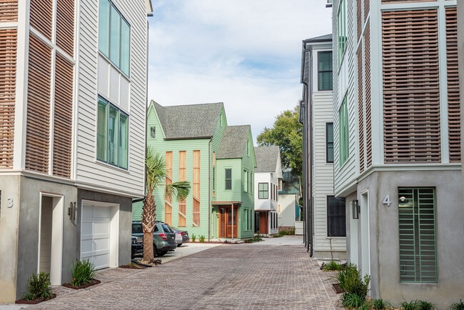 Building Photo - 3 Sanctuary Ct