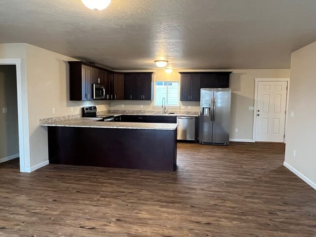 Building Photo - 3 Bedroom Charming Duplex