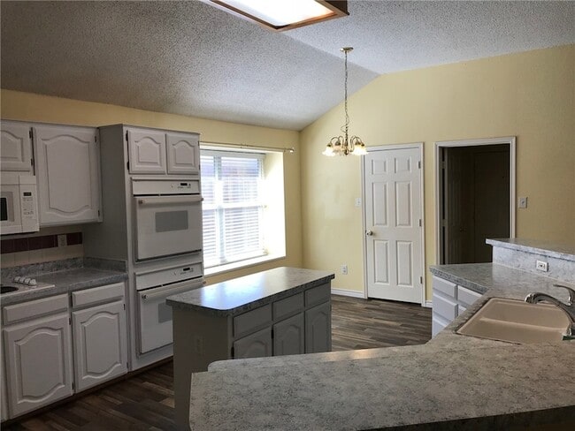 Building Photo - 1300 Rosewood Ln