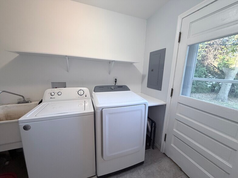 Building Photo - 3754 Greenfield Rd