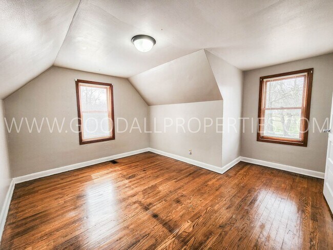 Building Photo - Great Deal !!! 4 Bedroom 1 Bath Home in Des Moines