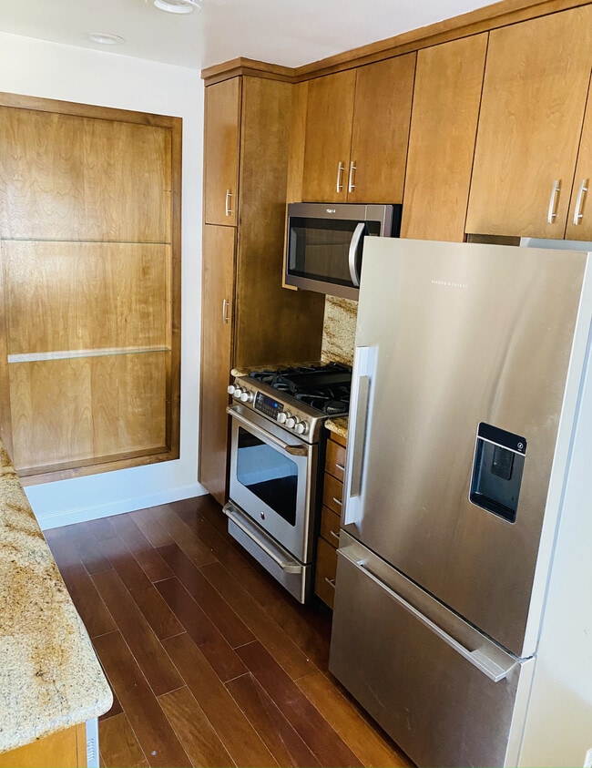 Kitchen - 302 N Catalina Ave
