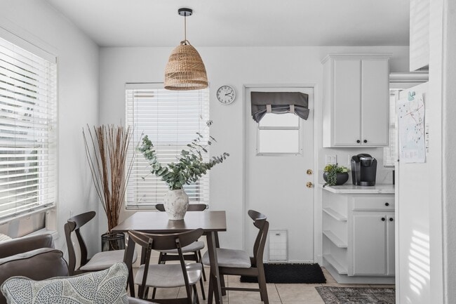 Building Photo - 2604 Juan St