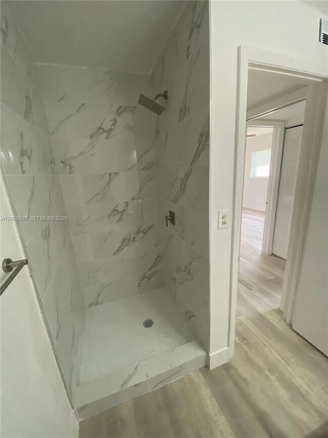 Building Photo - 9920 NW 68th Pl