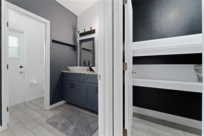 Building Photo - 5565 Loma Vista Loop