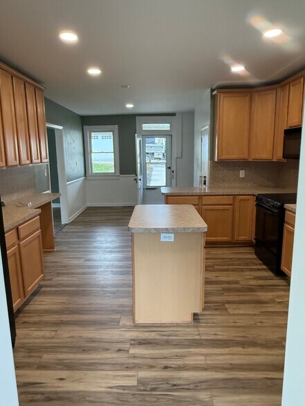 Building Photo - 7350 Seneca Ridge Dr