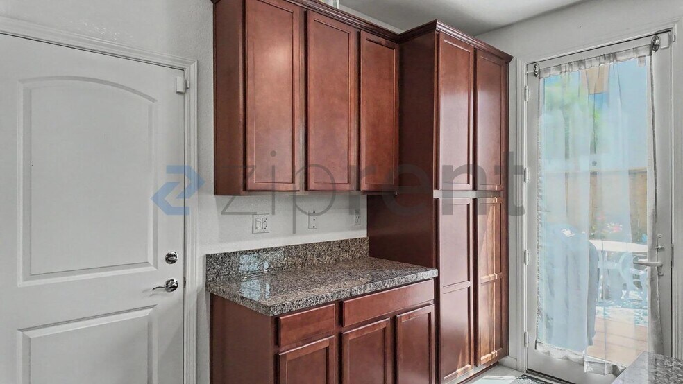 Building Photo - Unit