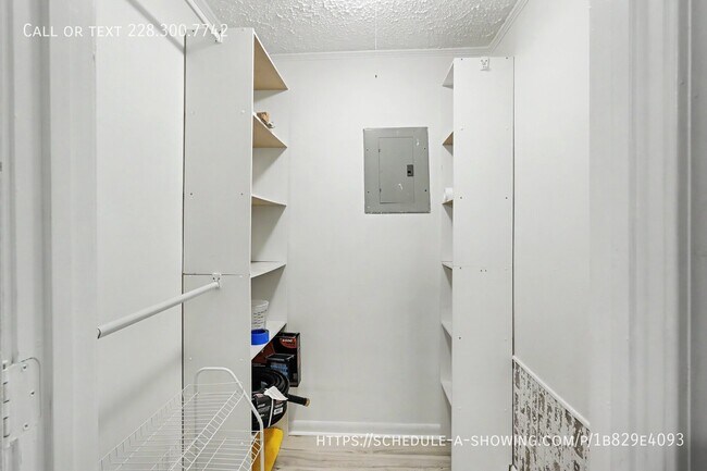 Building Photo - 10616 Oak St