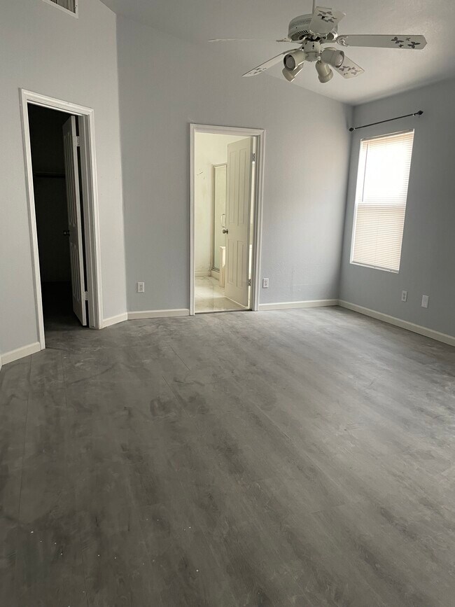 Building Photo - 2318 E Topeka Dr