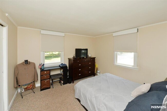 Building Photo - 10-02 Mason Pl