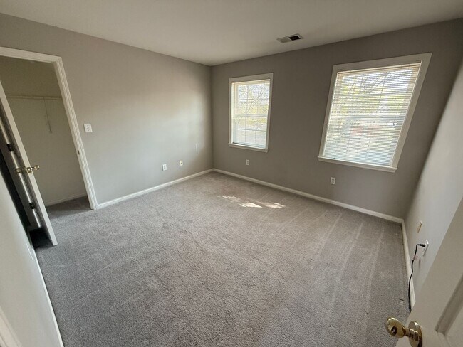Building Photo - MOVE IN NOW OCTOBER RENT FREE -Spacious 4 ...
