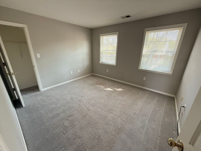 Building Photo - Spacious 4 Bed 2.5 Bath In Lexington!