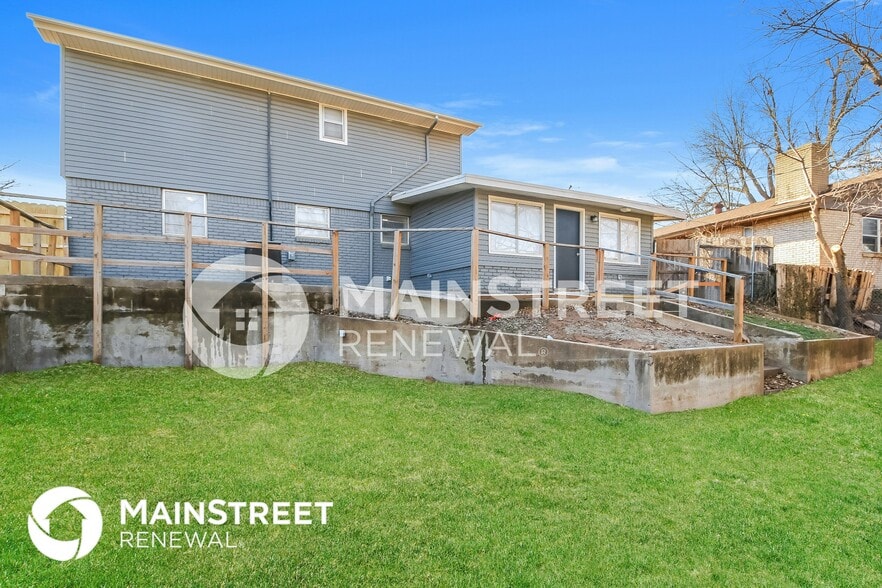 Building Photo - 929 W Idylwild Dr