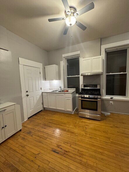 Kitchen - 3353 S Emerald Ave