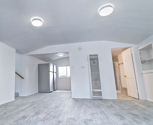 Building Photo - 2 Bedroom/1 Bathroom - Isla Vista