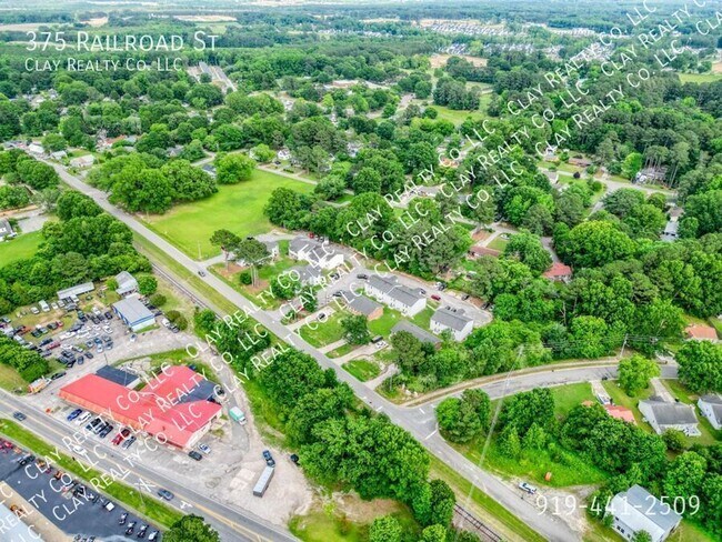 Building Photo - 375 Railroad St