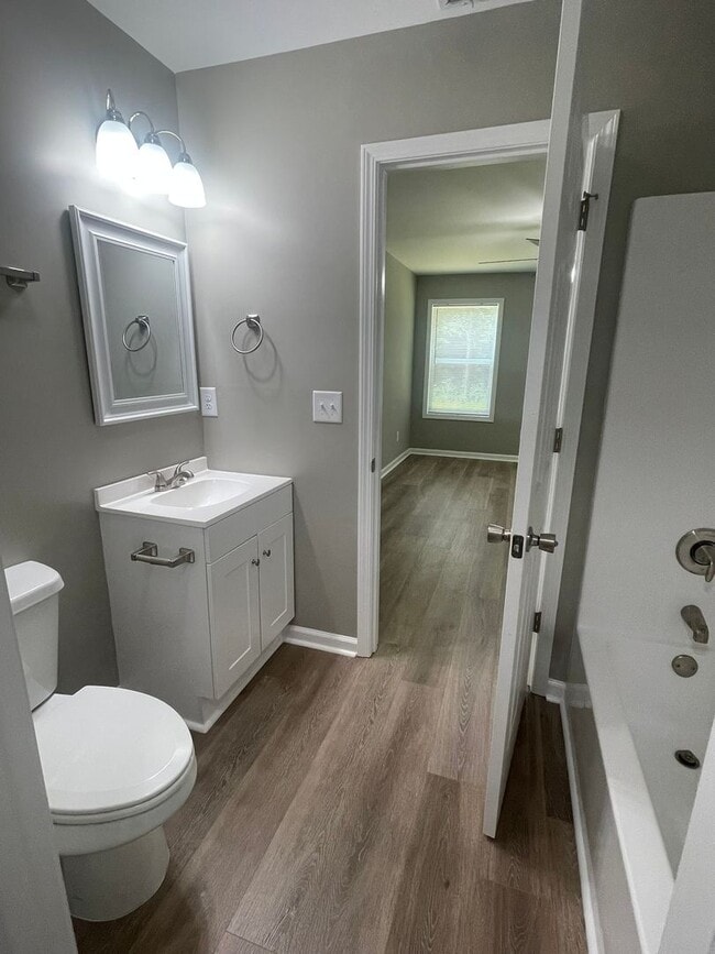Building Photo - Perfect East Side Home For Students