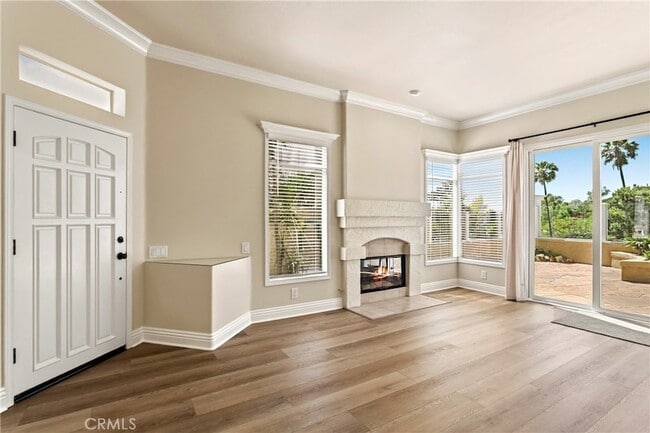 Building Photo - 11 Reina