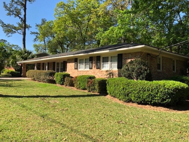 Building Photo - Good looking Brick Ranch House 3 bed 2 bath