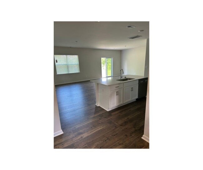 Building Photo - 1215 37th Ave Lane NE