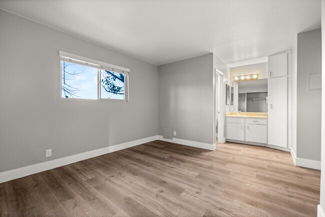 Building Photo - 10990 Del Norte St
