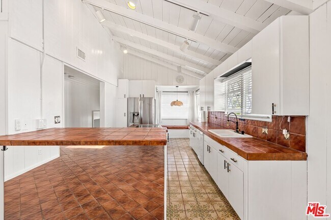 Building Photo - 112 Fleet St