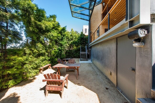 Building Photo - 2460 Beverley Ave