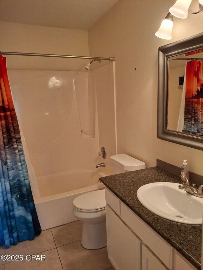 Building Photo - Gorgeous Townhome with a view!