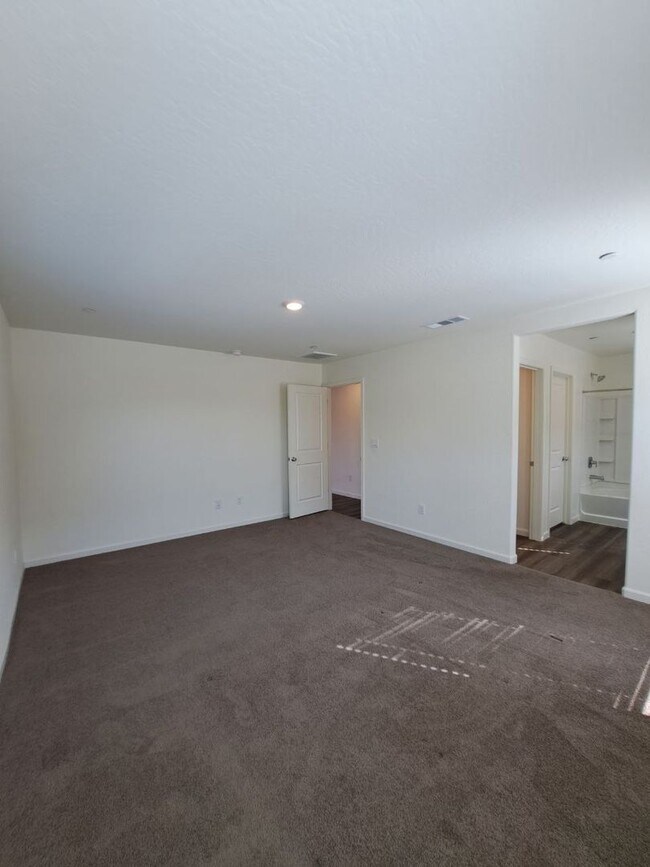 Building Photo - Beautiful 4 Bedroom Home in Madera, Ca!