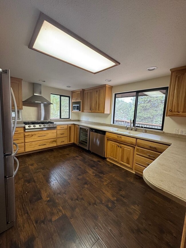 Building Photo - 3 Bdrm, 3 Bath home in Lynnewood with Gourmet Kitchen, 3 miles to Sky Lakes Medical Ctr and OIT