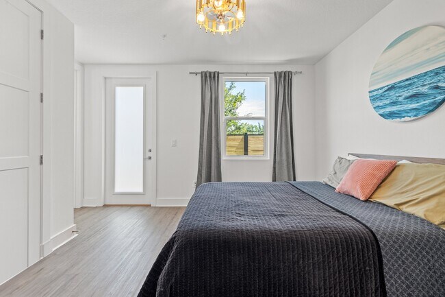 Building Photo - 320 15th St N