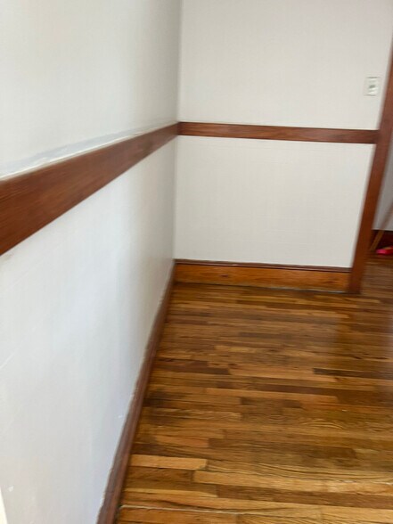 Building Photo - 117 Perry Ave