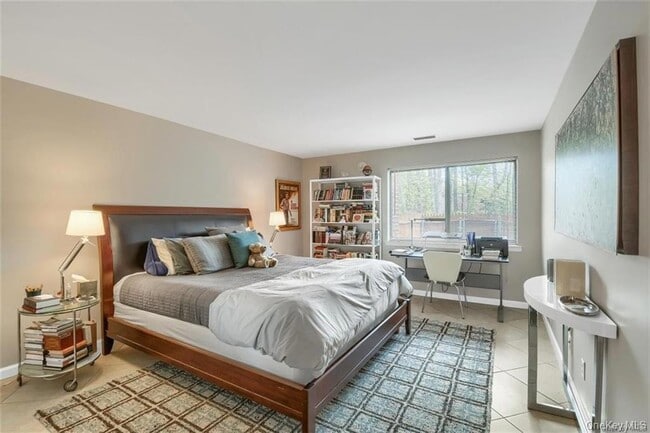 Building Photo - 6 Bronxville Glen Dr