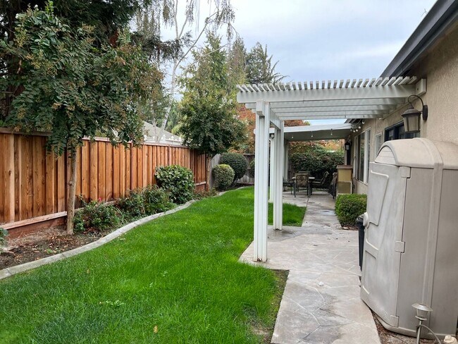 Building Photo - 4 bedrooms with 3 car garage in Rose Lane ...