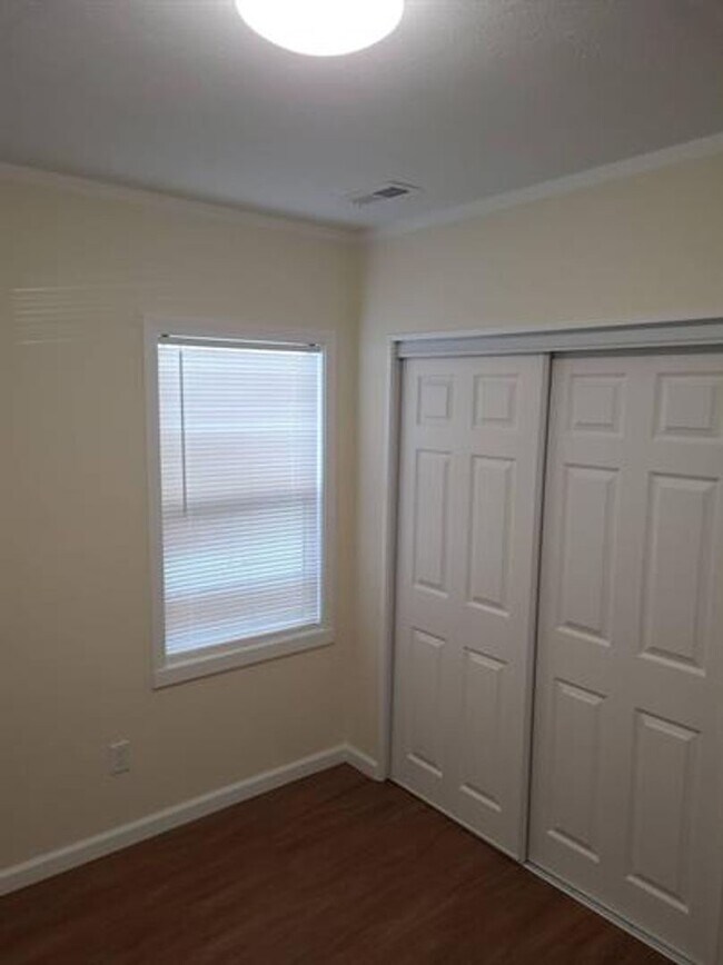 Building Photo - 1538 Longfield Ave