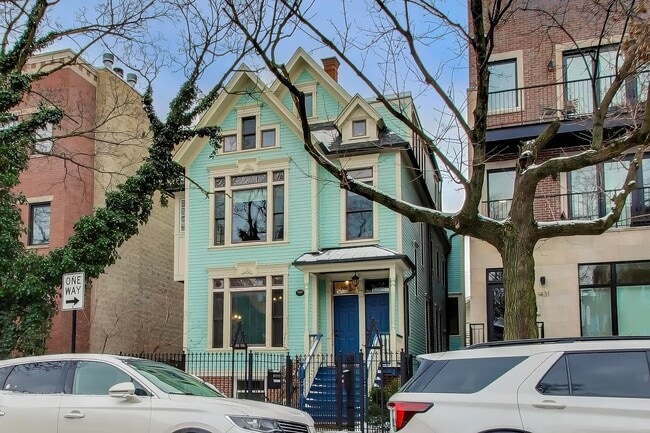 Building Photo - 1429 W Roscoe St
