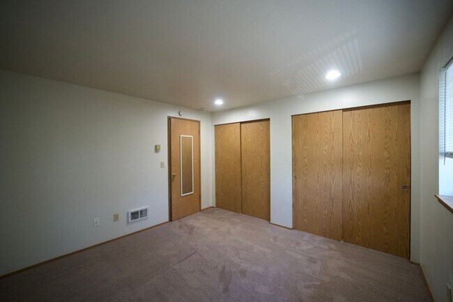 Building Photo - Spacious Townhome with Private Yard Near Lake Stevens!