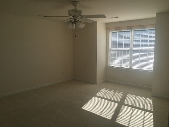 Building Photo - Available NOW - Must See Townhome at Powhatan Place, First floor primary suite!