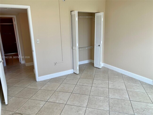 Building Photo - 919 Hillcrest Dr
