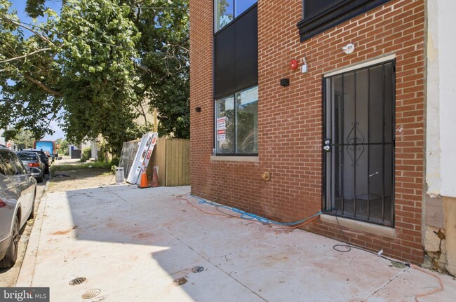 Building Photo - 613 Brooklyn St