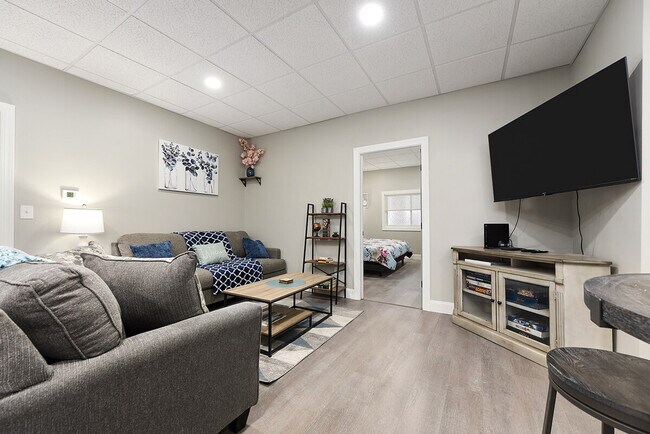 Building Photo - 153 Labelle St